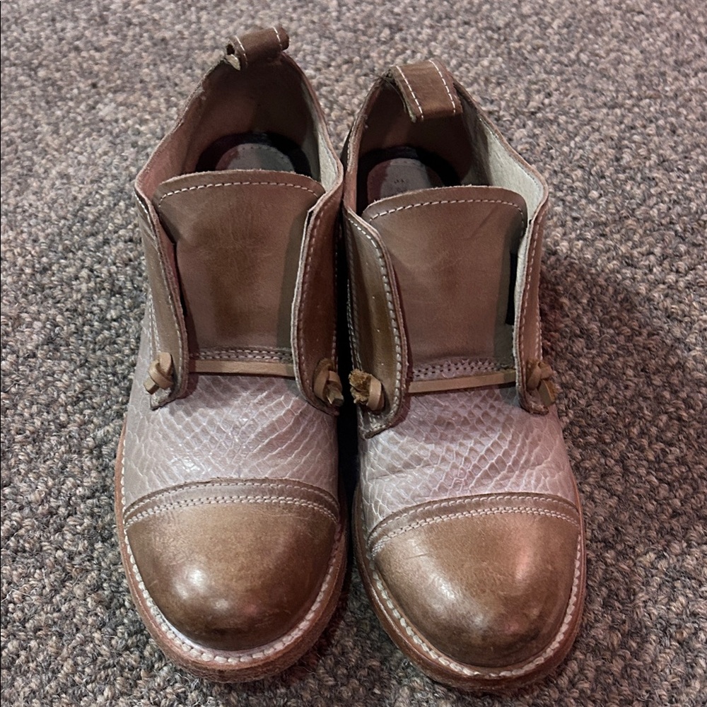 Freebirds MARBLE women’s Brown and Gray Leather Shoes